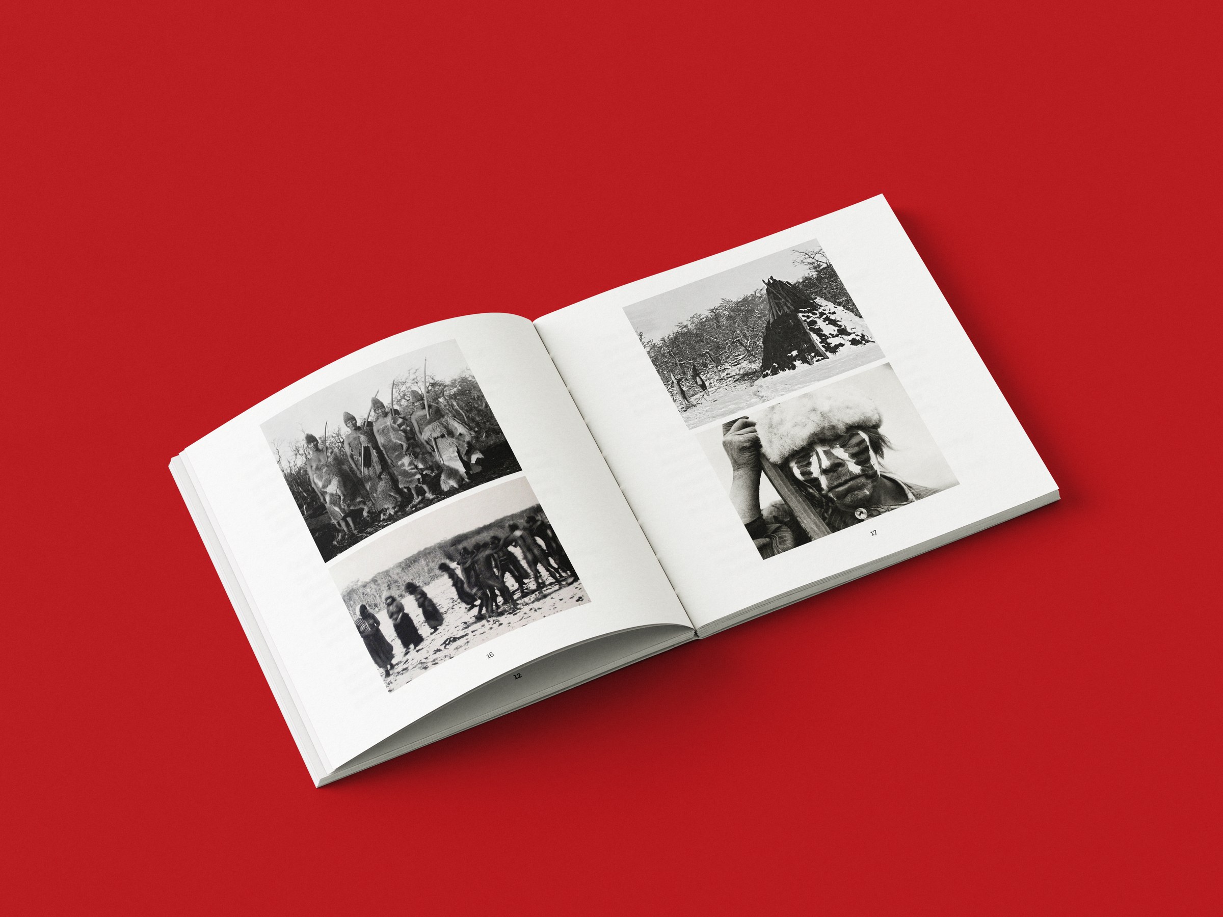 Spread con fotografías históricas de Martin Gusinde.